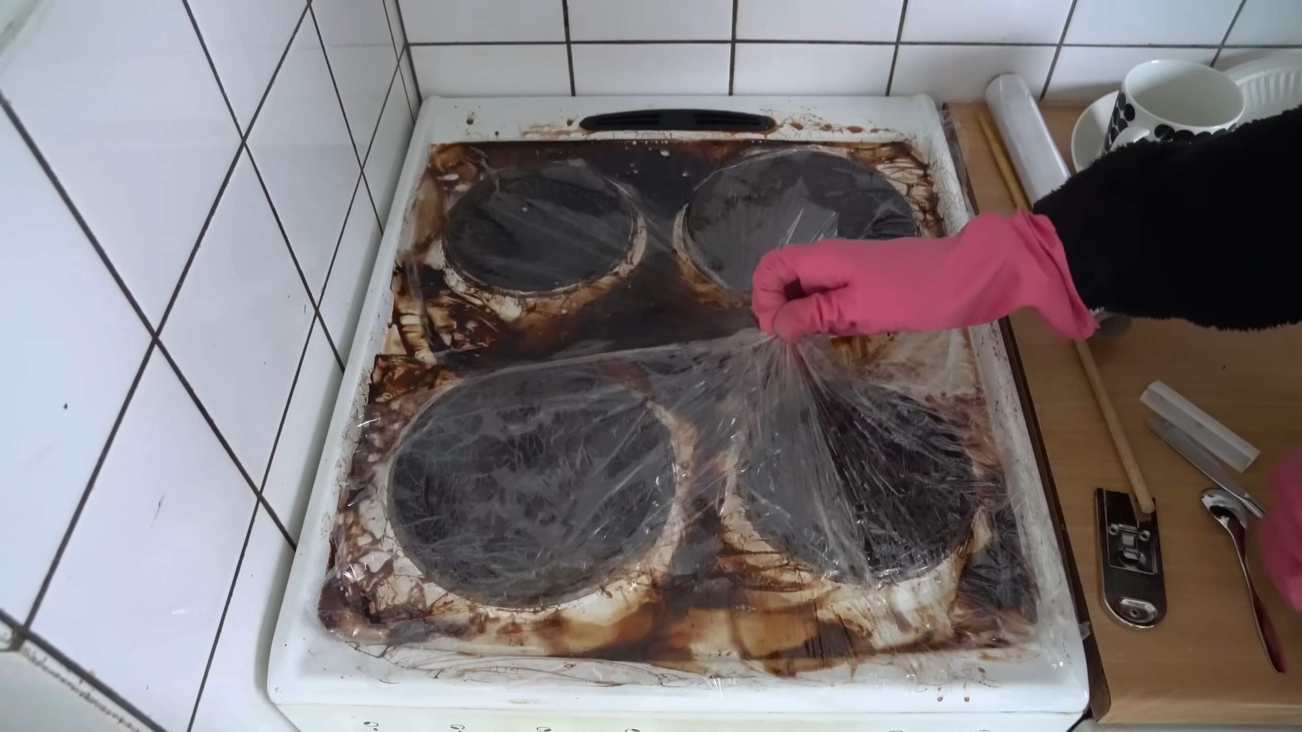 Putzhacks mit Frischhaltefolie
